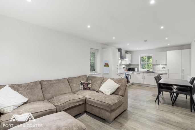 6, Orchard House Isabel Drive